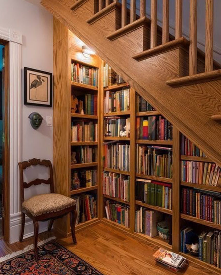 Книжные полки под лестницей в частном доме