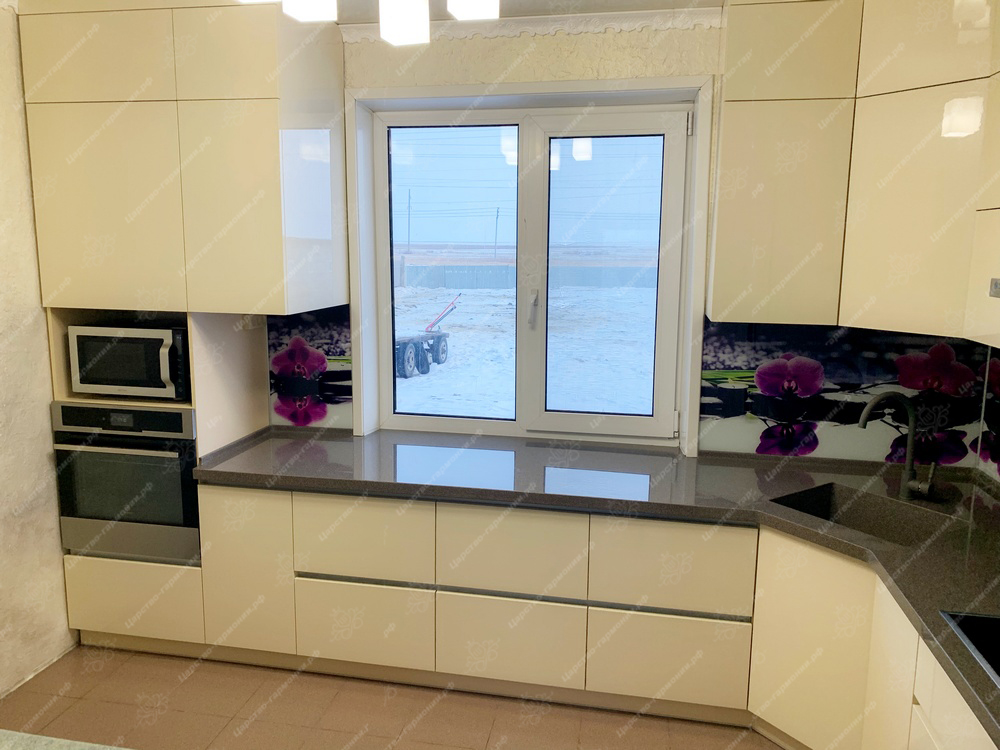 Кухни угловые с окном с фото
